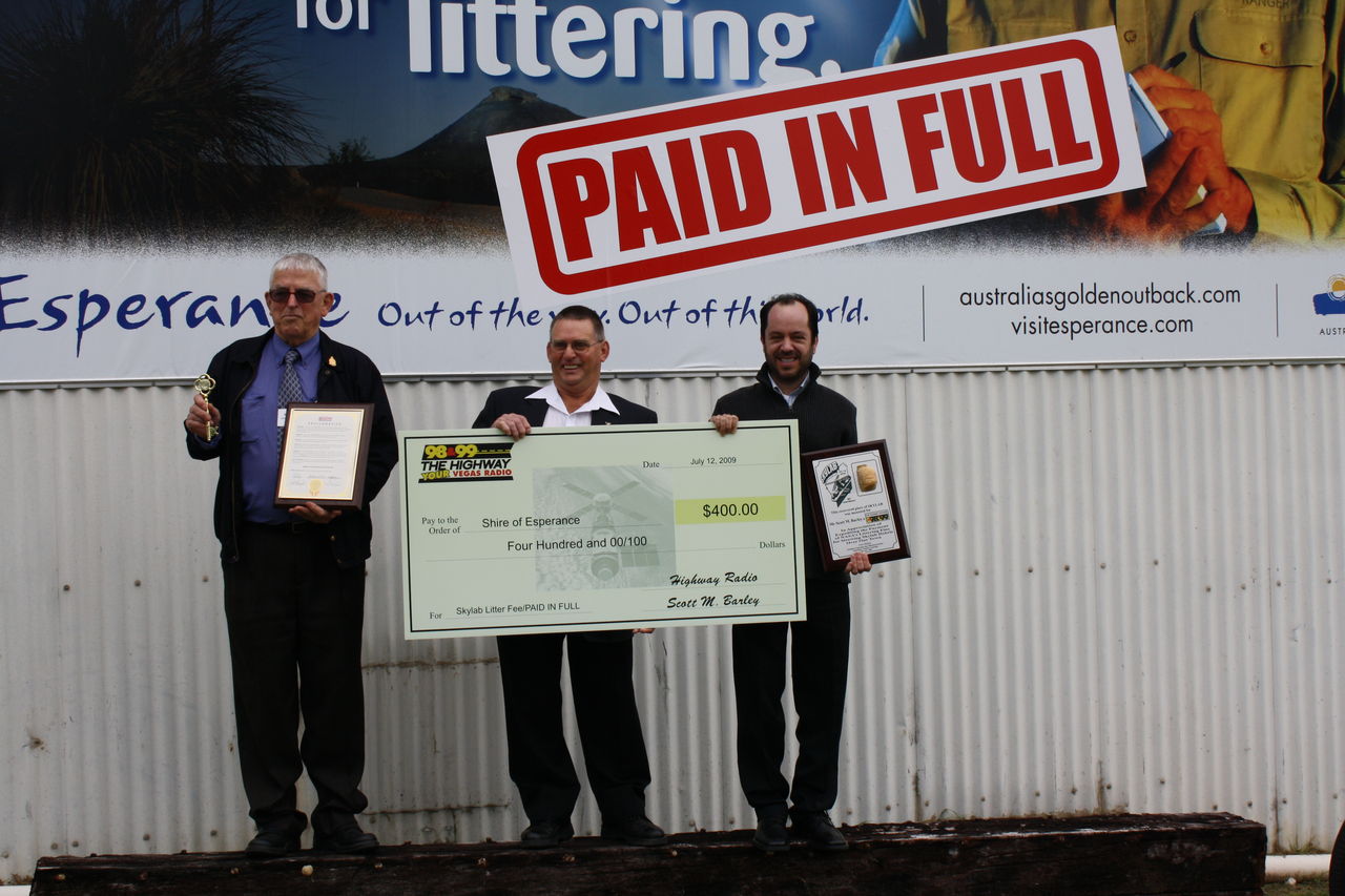 Presentation of a $400 littering fine to the Shire of Esperance (Source: http://www.abc.net.au/local/photos/2009/07/17/2628742.htm)